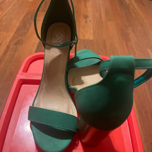 Scandals/heels - Picture 2 of 2